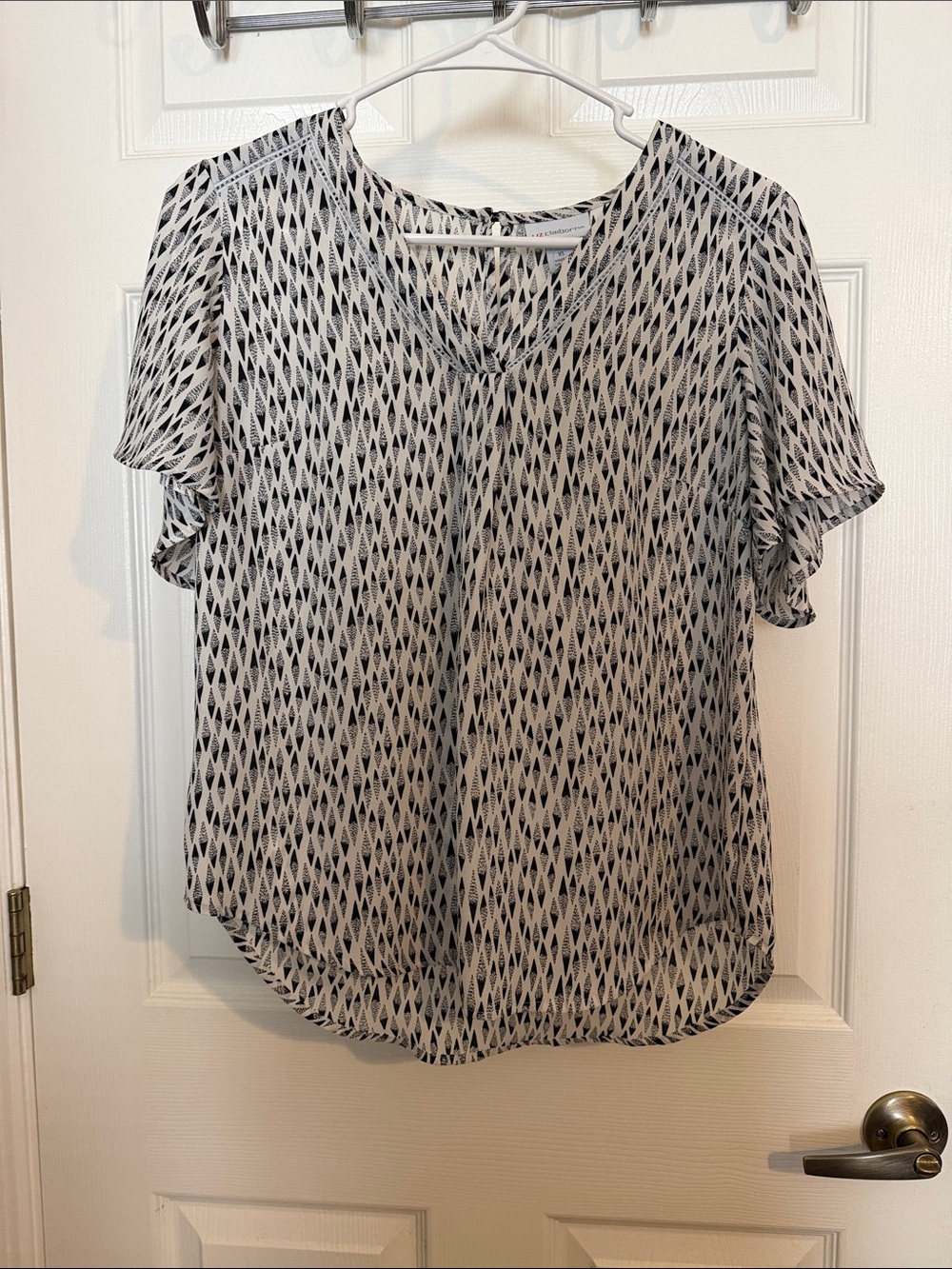 Liz Claiborne Lightweight Black & White Printed V-Neck Blouse